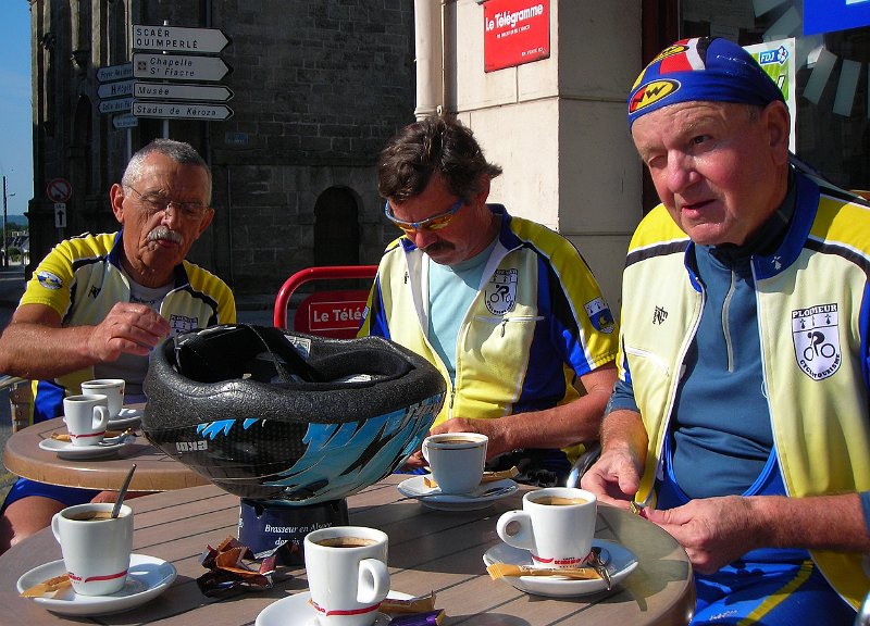2010-06-24 06 Le Faouet Arret p tit cafe.JPG